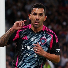 Tevez inoxidable: con 41 años, hizo cuatro goles en un partido benéfico en Old Trafford