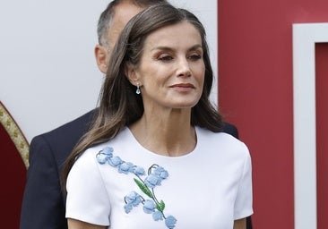 La reina Letizia rescata su vestido de Carolina Herrera más favorecedor y elegante en el Día de las Fuerzas Armadas
