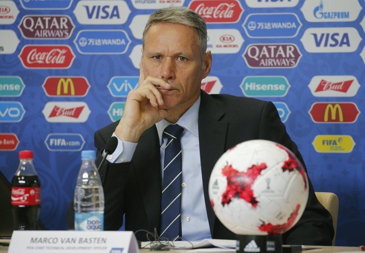 Van Basten, indignado por el show de Linkin Park. (Foto: EFE)
