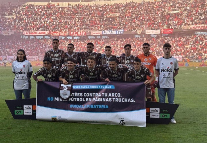 El equipo de Platense con la imagen contra la piratería.