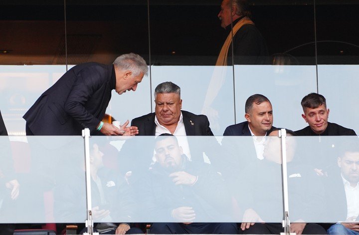 Chiqui Tapia en el palco del Madre de Ciudades. A su izquierda, Luciano Nakis (Marcelo Carroll). 