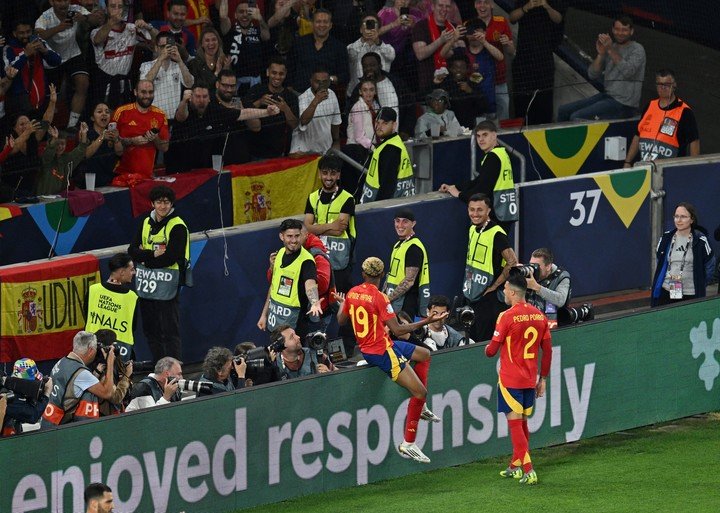 El festejo de Yamal tras su doblete ante Francia. (REUTERS/Angelika Warmuth)