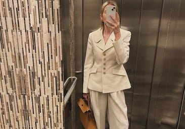 Qué sandalias planas usar a los 50, según Kelly Rutherford: dos modelos cómodos y juveniles