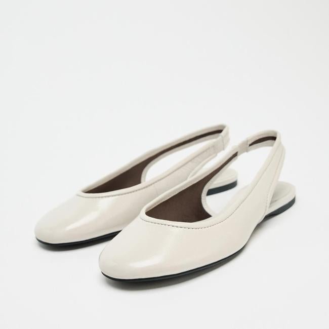 Zapato destalonado en blanco de Zara.