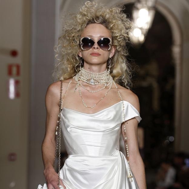 Los mejores desfile de Barcelona Bridal Fashion Week, así se vestirán las novias la próxima temporada: Vivienne Westwood presenta su colección nupcial punk en clave chic