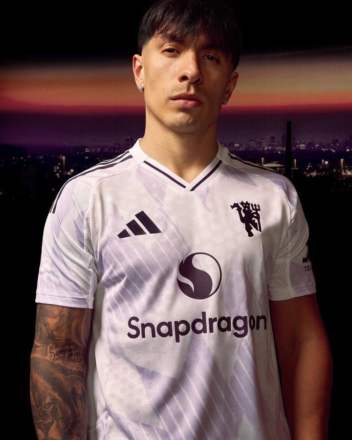 Lisandro Martínez posando con la nueva camiseta alternativa del Manchester United. (@ManUtd)