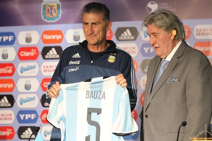 El 5 de agosto de 2008, Armando Pérez presentó al Patón Bauza como nuevo DT de la Selección. 