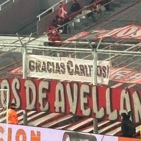 La bandera que le colgaron los hinchas de Independiente a Tevez