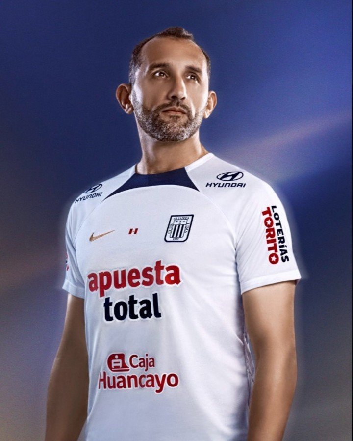 La camiseta de Alianza Lima en recuerdo del equipo que eliminó a Boca en la Copa Libertadores.