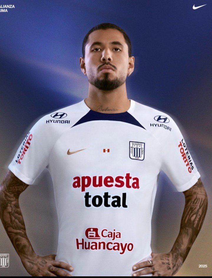 La camiseta de Alianza Lima en recuerdo del equipo que eliminó a Boca en la Copa Libertadores.