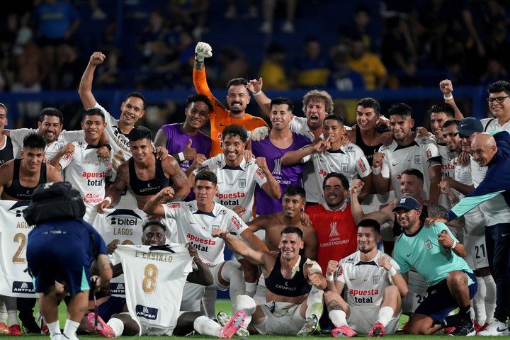 Los jugadores de Alianza Lima tras eliminar a Boca por penales (AP).