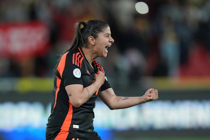 Usme festeja su gol de penal.
