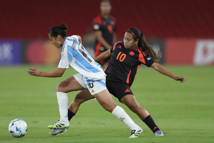 Evelyn Domínguez contra Leicy Santos de Colombia (EFE).