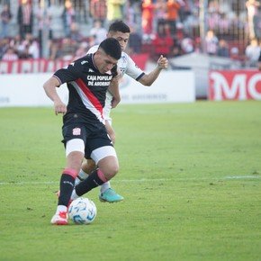 A San Martín de Tucumán le alcanzó un empate para volver a la punta