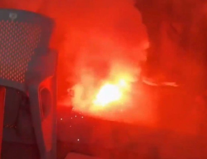 La bengala que cayó en el palco de prensa.
