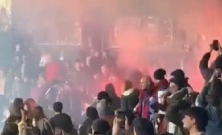 La bengala en el palco de prensa.