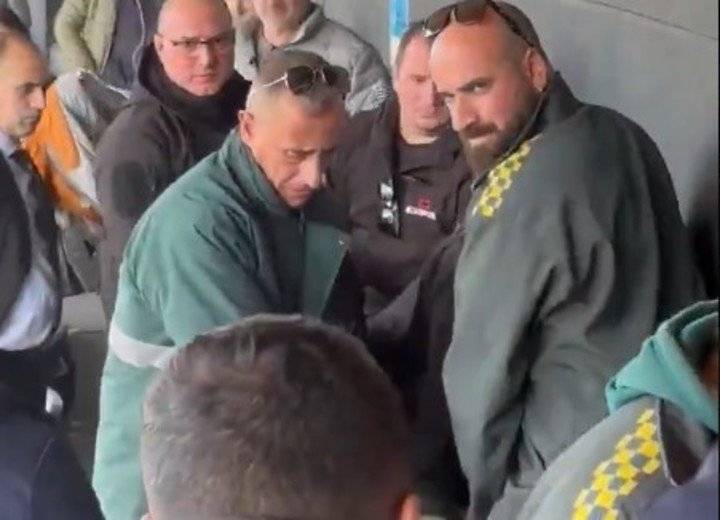 El agente es llevado en ambulancia.