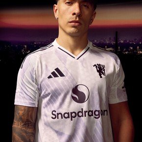 A la espera de su vuelta, Lisandro Martínez presentó la nueva camiseta suplente del Manchester United
