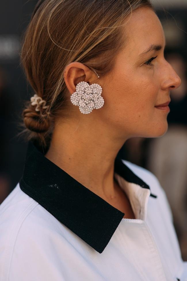 Unos pendientes maxi con forma de flor.