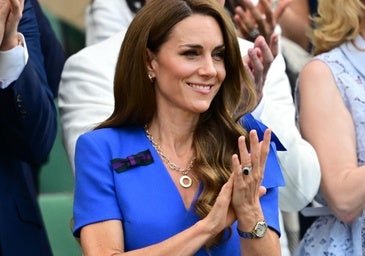 Kate Middleton impacta en su segundo día en Wimbledon con un precioso vestido azul y un colgante de diamantes muy original