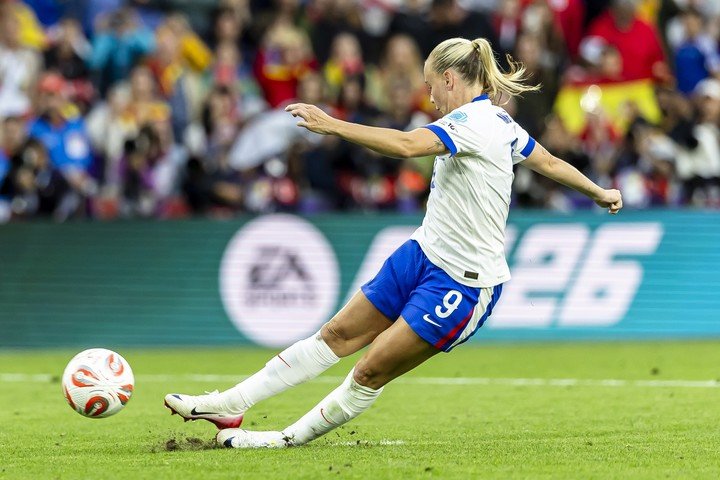 La fallida ejecución de Beth Mead.(EFE/EPA/MICHAEL BUHOLZER)