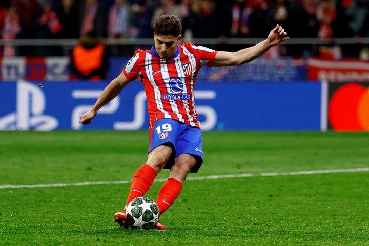 Julián y el doble toque frente al Real Madrid (Reuters).