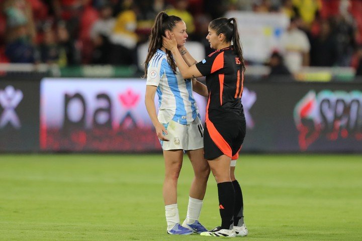  Florencia Bonsegundo de Argentina habla con Catalina Usme, de Colombia, tras la derrota por las semifinales (EFE).