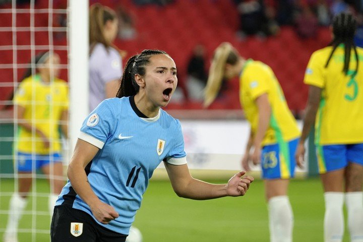Esperanza Pizarro de Uruguay festeja el único gol charrúa en la semi (EFE).