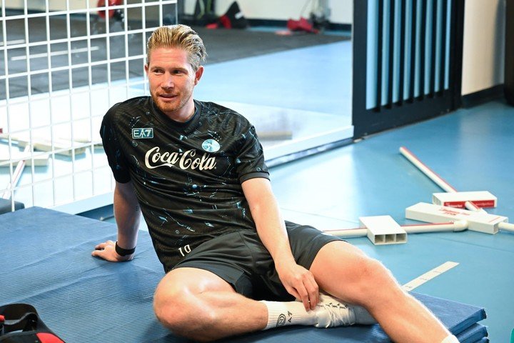 De Bruyne apareció con la diez del Napoli. (@officialsscnapoli)