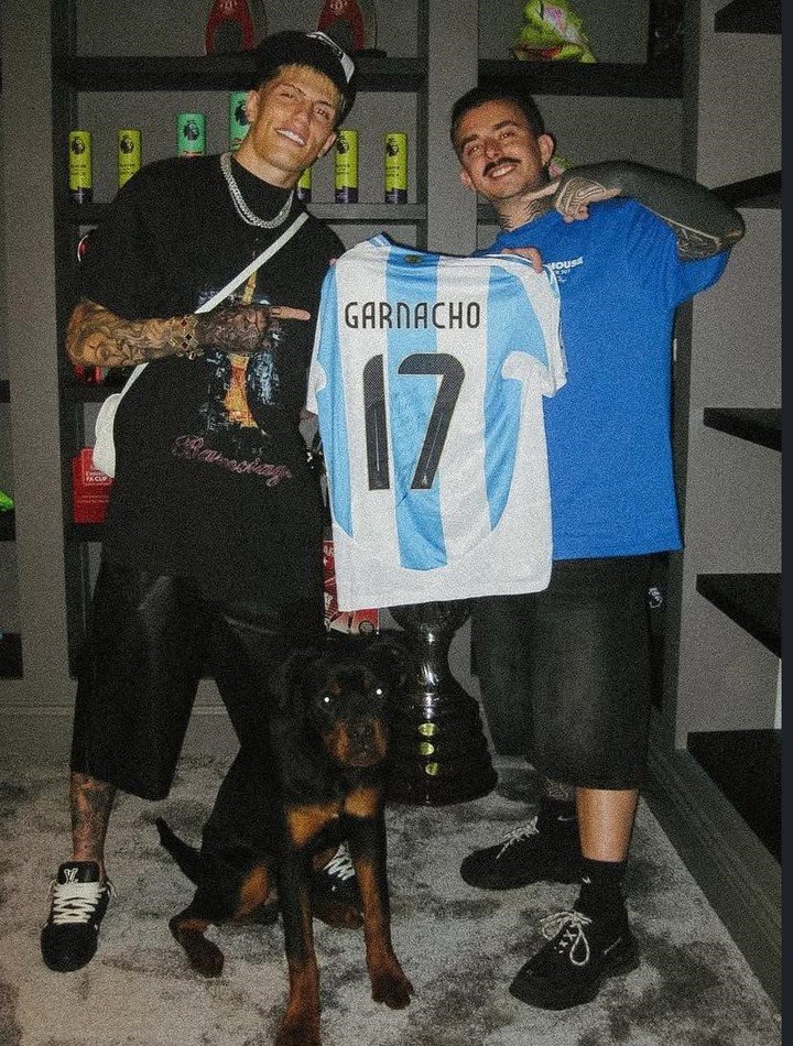 El regalo de Garnacho a su tatuador. (@moraistattoo)