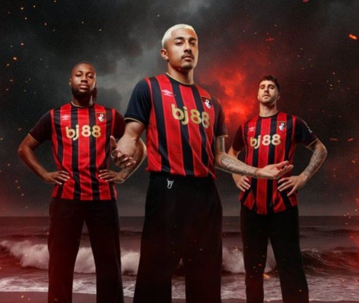 Semenyo, Araujo y Senesi como parte de la presentación de la camiseta de los Cherrys. (Foto: Prensa Bournemouth).
