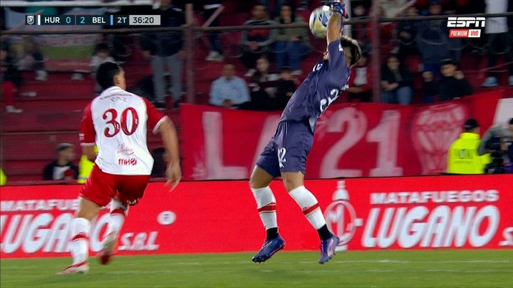 Meza agarra la pelota fuera del area y se gana una amarilla.