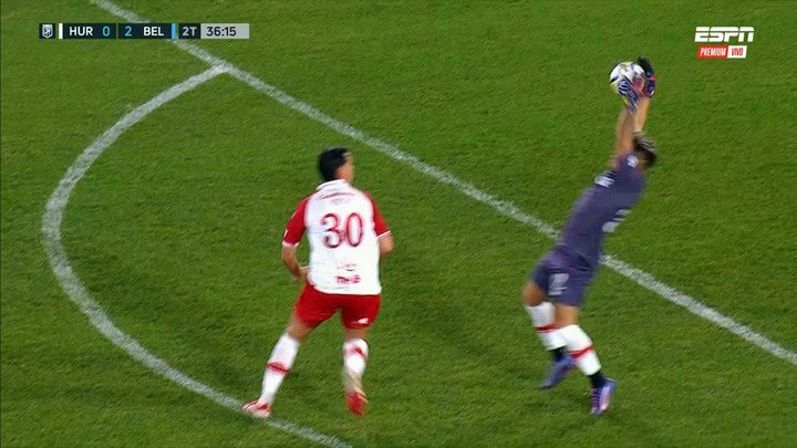 Meza agarra la pelota fuera del area y se gana una amarilla.