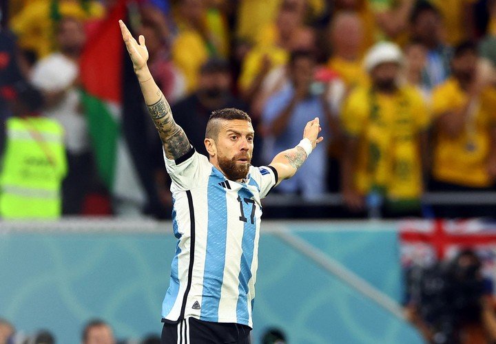 El volante durante el Mundial de Qatar. Tras la final hubo un quiebre en su relación con algunos integrantes del plantel. (REUTERS/Bernadett Szabo)