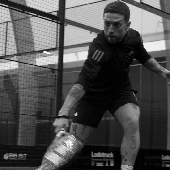 Durante el tiempo sin fútbol, compitió en padel. 