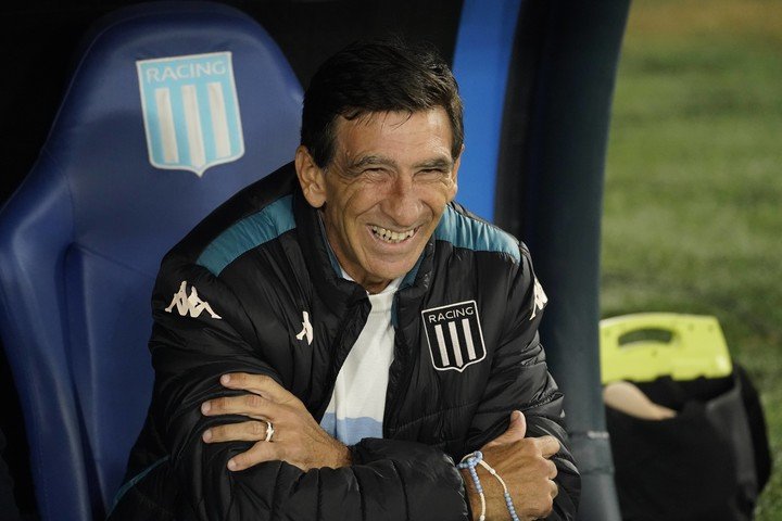 Costas se sumó a los cantitos (Fernando De la Orden).