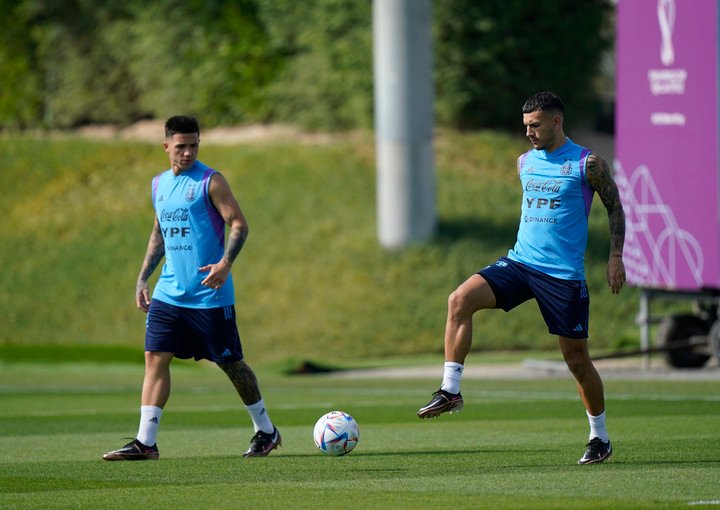 Enzo Fernández y Leandro Paredes en una práctica en Qatar (Fernando de la Orden)