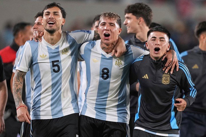 Paredes y Enzo Fernández abrazados tras el triunfo ante Brasil (AP).