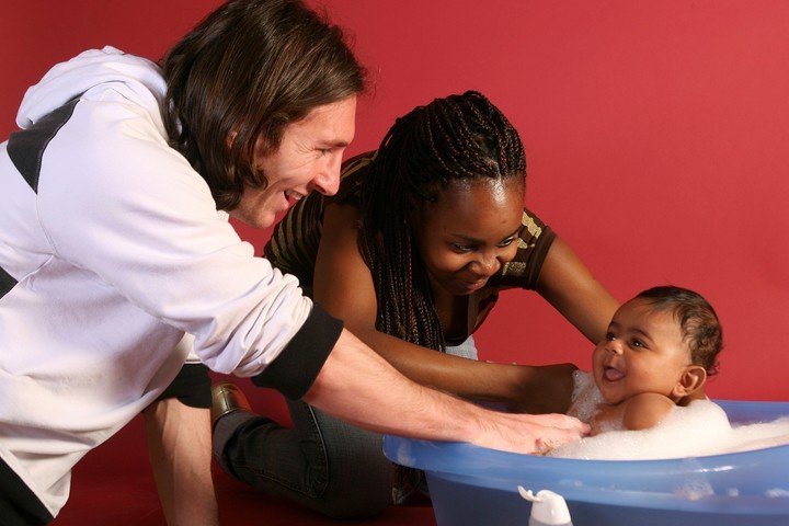 Lionel Messi en 2007 con Lamine Yamal bebé y su madre Sheila Ebana para un calendario benéfico. (AP).