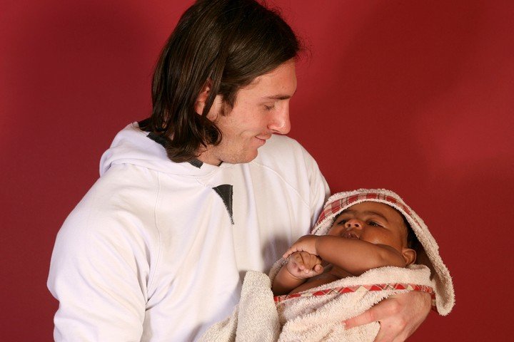 Messi tiene en brazos a Lamine Yamal (EFE).