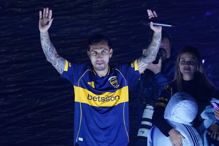 Presentación de Leandro Paredes en la cancha Boca Juniors Foto Juano Tesone - FTP CLARIN JUA06024_2.JPG Z JTesone