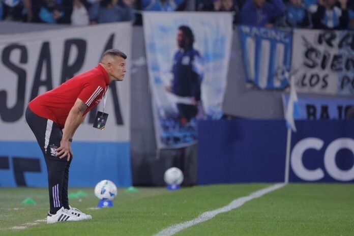 El flojo presente de Almirón en Colo Colo: dos clásicos perdidos, mitad de tabla y un futuro incierto
