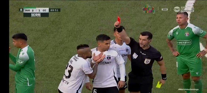 Arturo Vidal fue expulsado por protestar (TNT Sports).