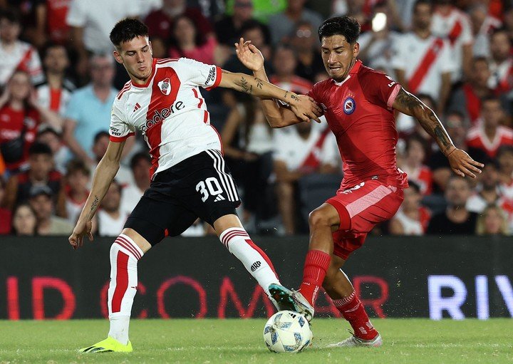 Román Vega en si partido frente a River la temporada pasada. (AFP).