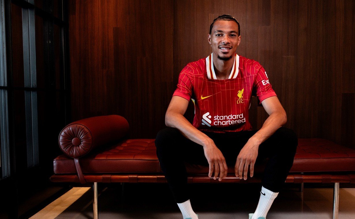 Hugo Ekitiké en su presentación con Liverpool. (@LFC)