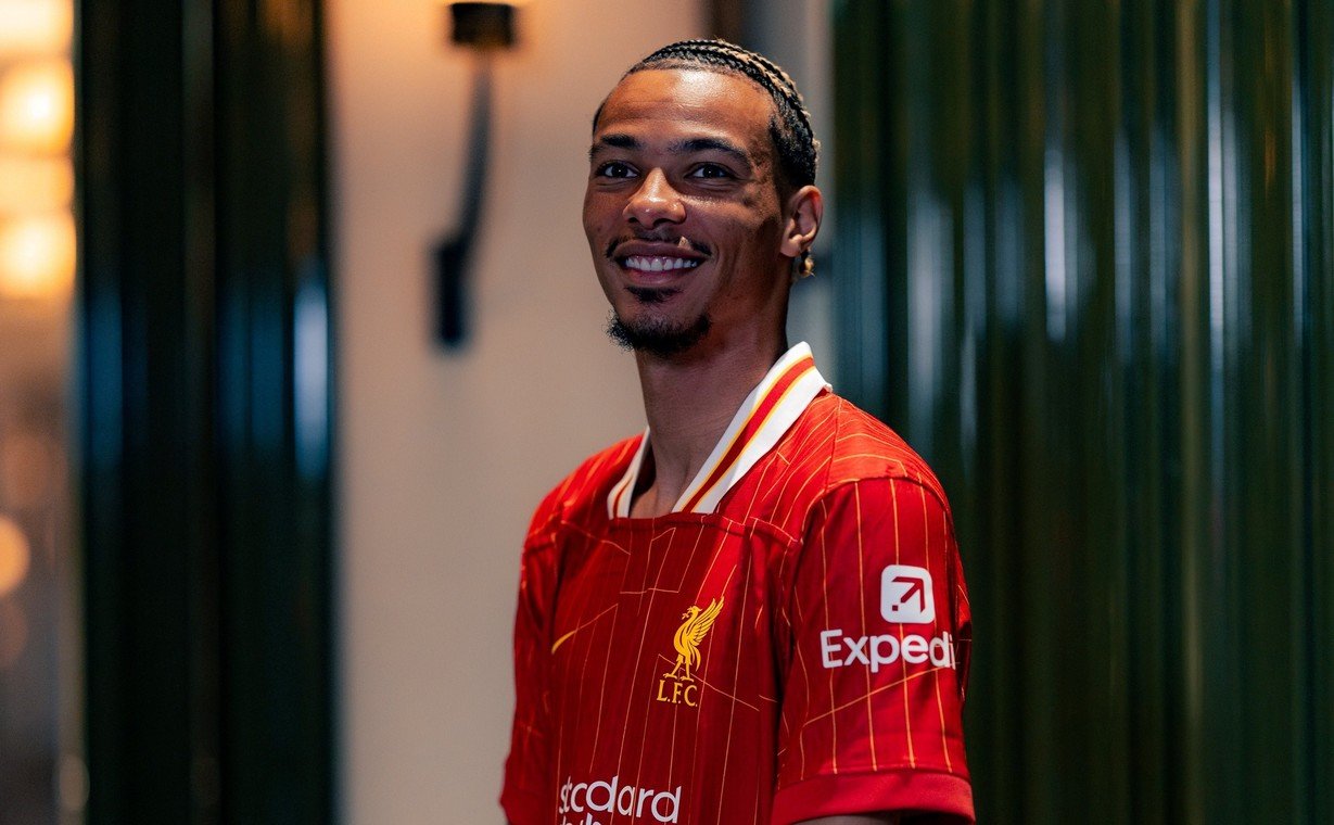 Hugo Ekitiké en su presentación con Liverpool. (@LFC)