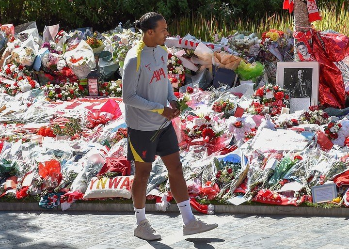 Virgil van Dijk lleva flores en tributo a Diogo Jota (EFE).