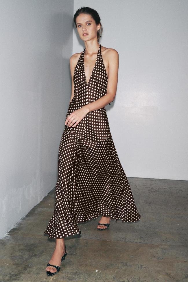 Vestido con estampado de lunares de Zara (55,99 euros)