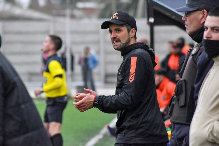 Agustín Wallasch, DT de Estrella del Sur, con Olé