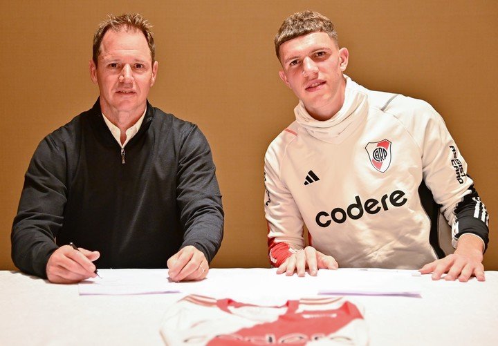 Franco Carboni cuando firmó su contrato en River, junto a Jorge Brito. No debutó.
